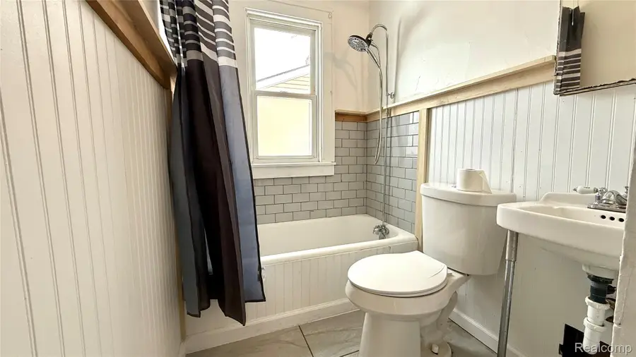 98 E New York Avenue, Pontiac, MI 48340 - #3