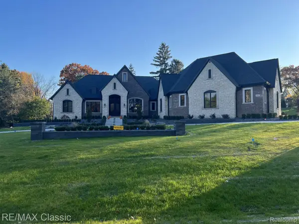 2866 Pine Bluffs Ct, Highland, MI 48357