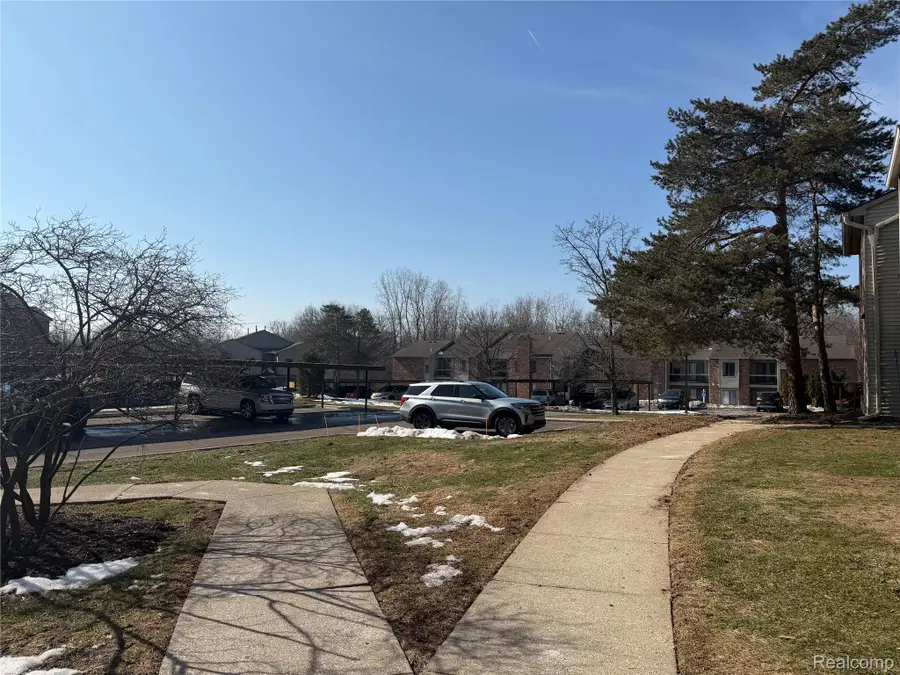 22140 Indian Creek Drive, Farmington Hills, MI 48335 - #2