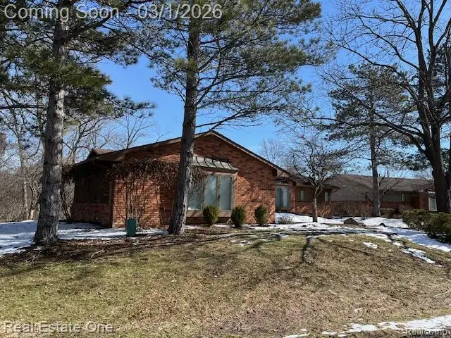 6323 Drakeshire Lane, West Bloomfield, MI 48322 - #3