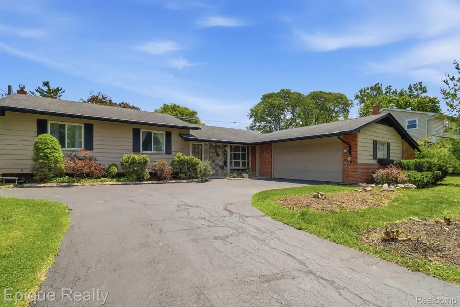7335 Coach Lane, West Bloomfield, MI 48322 - #2