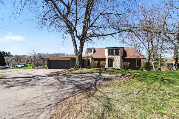 13490 Lakebrook Drive, Fenton, MI 48430