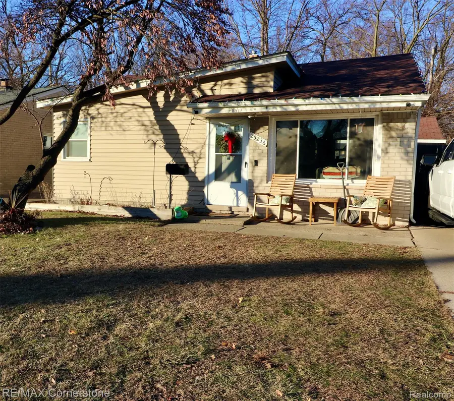 25236 Hopkins Street, Dearborn Heights, MI 48125 - #2