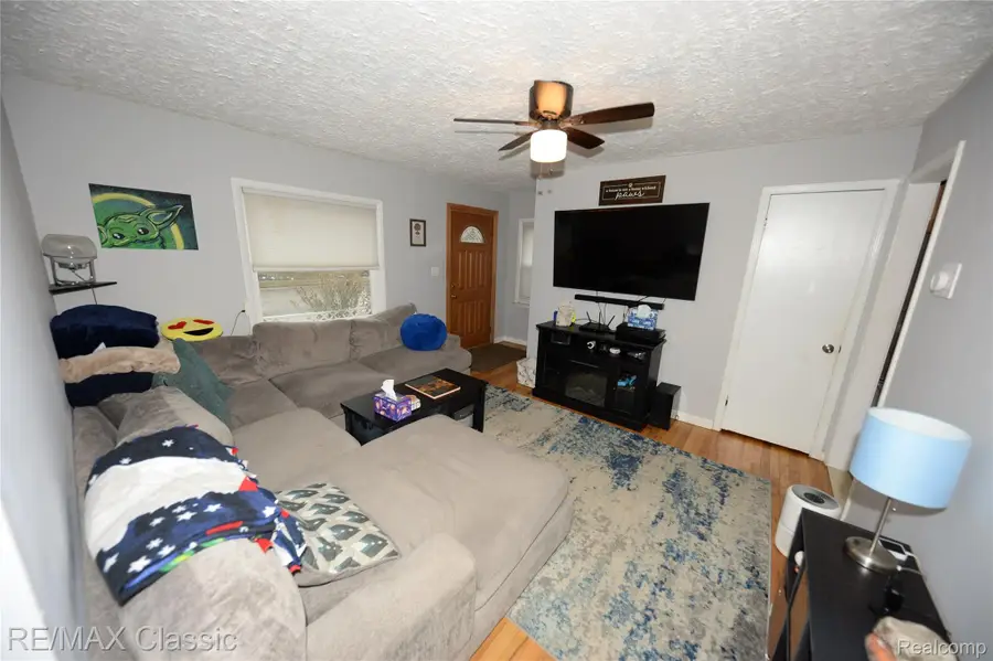 872 E Rowland Avenue, Madison Heights, MI 48071 - #2