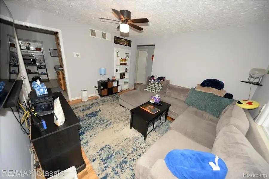 872 E Rowland Avenue, Madison Heights, MI 48071 - #3