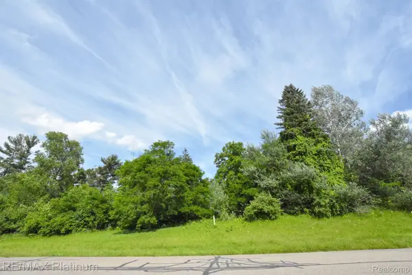35 Shannon Glen Drive, Fenton, MI 48430