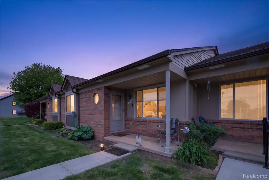 17207 Kingsbrooke Drive, Clinton, MI 48038 - #2