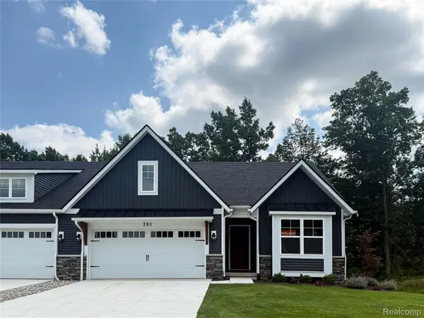 295 Canyon Creek Court #29, Howell, MI 48843