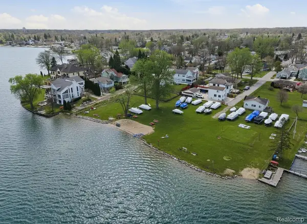 1628 Beechmont Street, KeegoHarbor, MI 48320