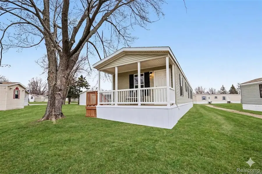 49611 Au Lac Dr E, Chesterfield, MI 48051 - #2