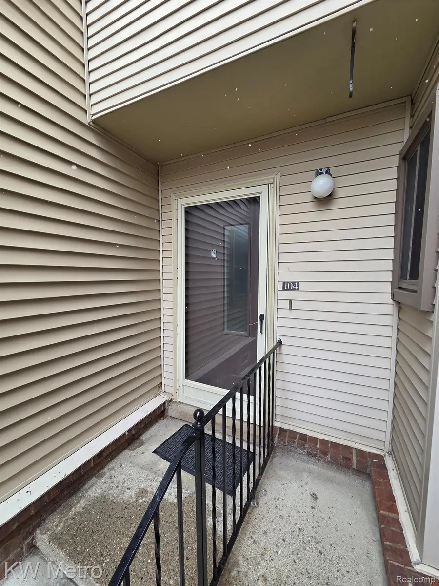 6680 Ridgefield Circle Circle #104, West Bloomfield, MI 48322 - #2