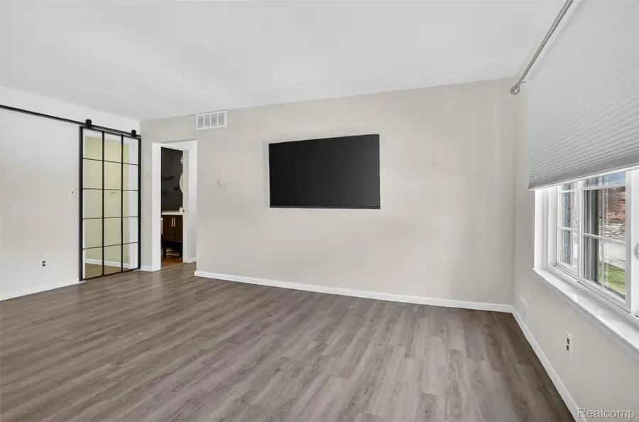 22850 E 9 Mile Road #11, Saint Clair Shores, MI 48080 - #3