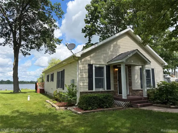 1525 Shoreline Drive, Hartland, MI 48353