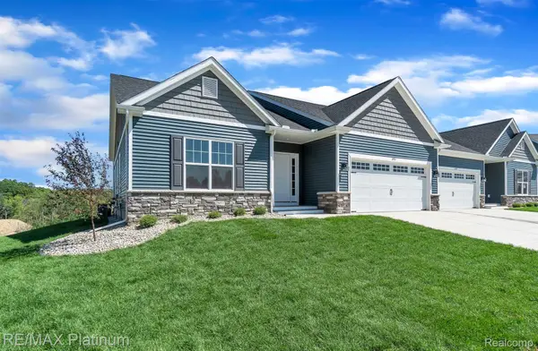 836 Oakwood Circle #36, Fenton, MI 48430
