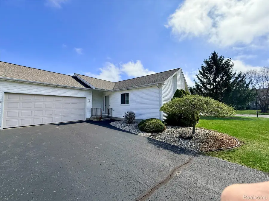 7192 Hawthorne Circle, Goodrich, MI 48438 - #3