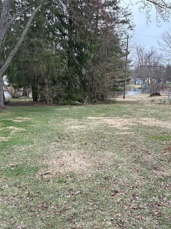 138 N Holcomb Road, Clarkston, MI 48346