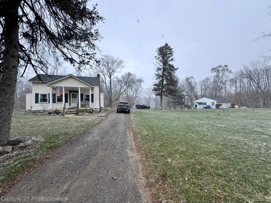2021 W Rose Center Road, Holly, MI 48442 - #2