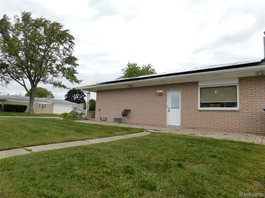 30324 Glenwood Circle, Warren, MI 48088 - #2