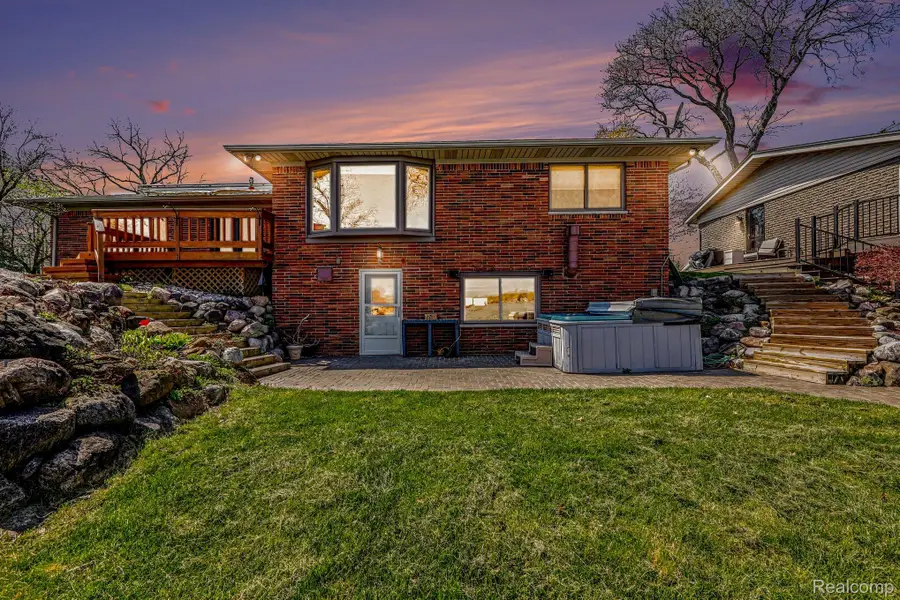 2596 N Williams Lake Road, Waterford, MI 48327 - #2