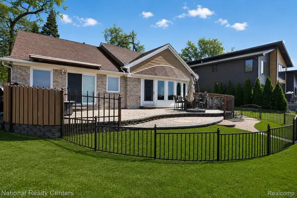 560 Black Oaks Trail, Howell, MI 48843