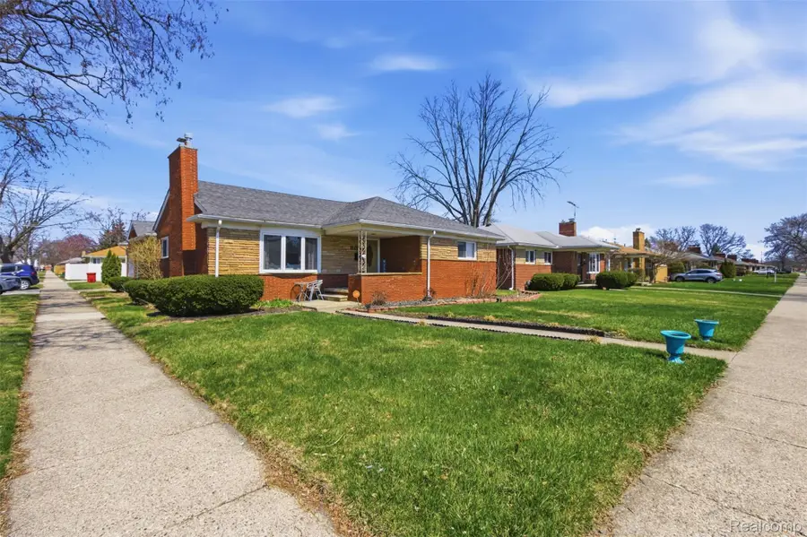 17005 Collinson Avenue, Eastpointe, MI 48021 - #2
