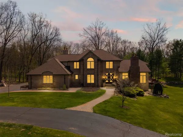 561 Valley Drive, Milford, MI 48381