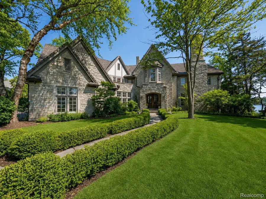 3075 Heron Pointe Drive, Bloomfield, MI 48302 - #3
