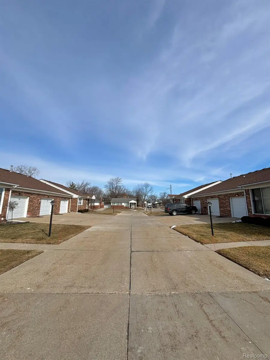 401 Doremus S Doremus Lane W #10, Saint Clair Shores, MI 48080 - #3