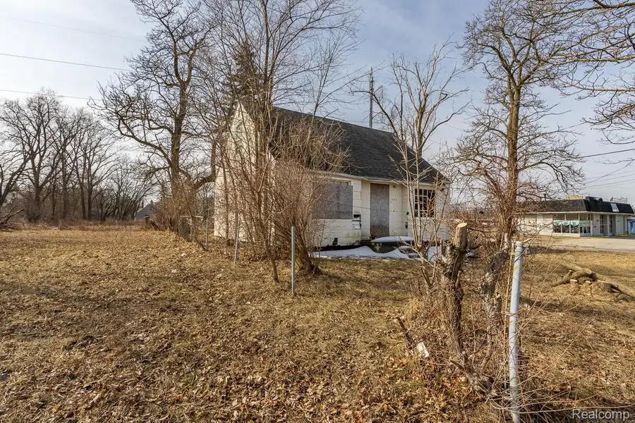 1013 W Pasadena Avenue, Flint, MI 48504 - #2