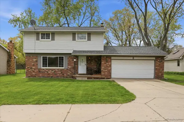 2735 N Williams Lake Road, Waterford, MI 48329