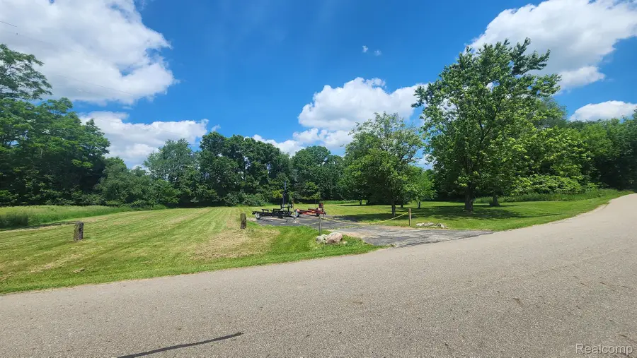 7447 Driftwood Drive, Fenton, MI 48430 - #3