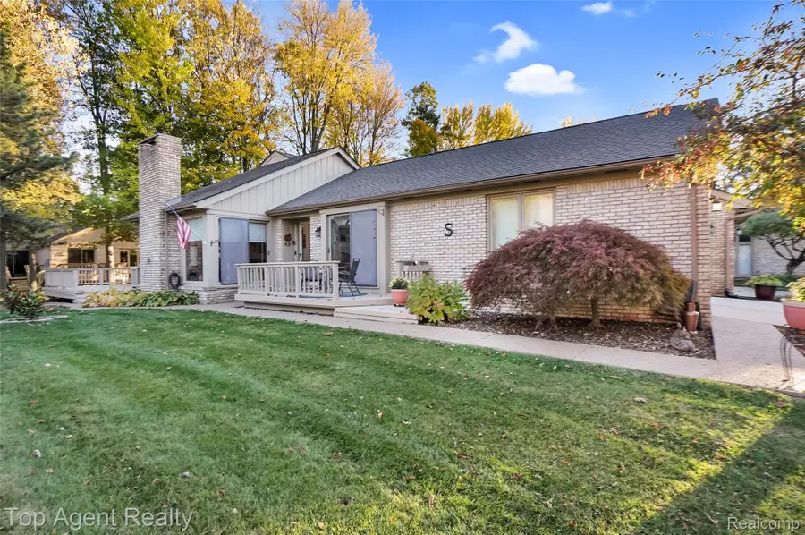 43058 W Kirkwood Drive, Clinton, MI 48038 - #2