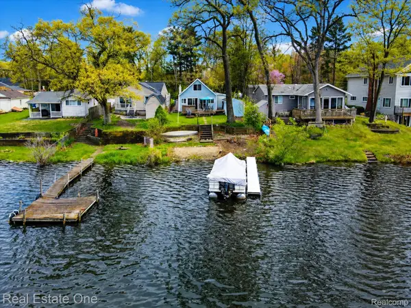 9590 Roundlake Boulevard, WhiteLake, MI 48386