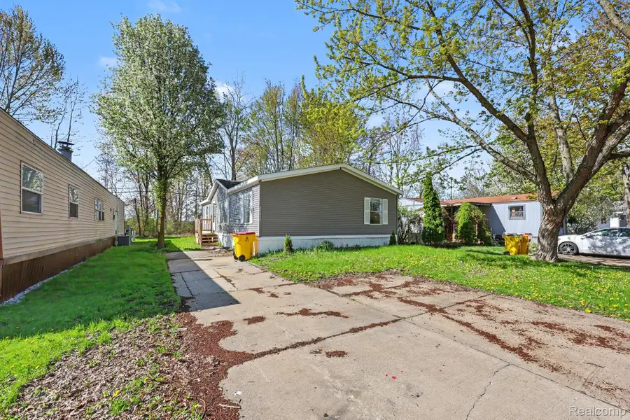 29656 Jamestown Dr, Chesterfield, MI 48051 - #2