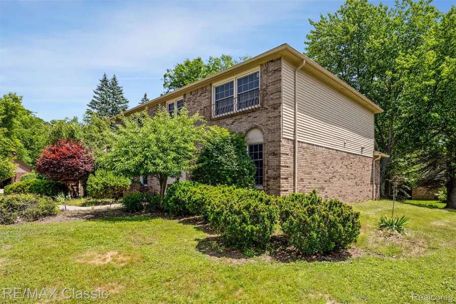 36953 Fox Glen, Farmington Hills, MI 48331 - #2