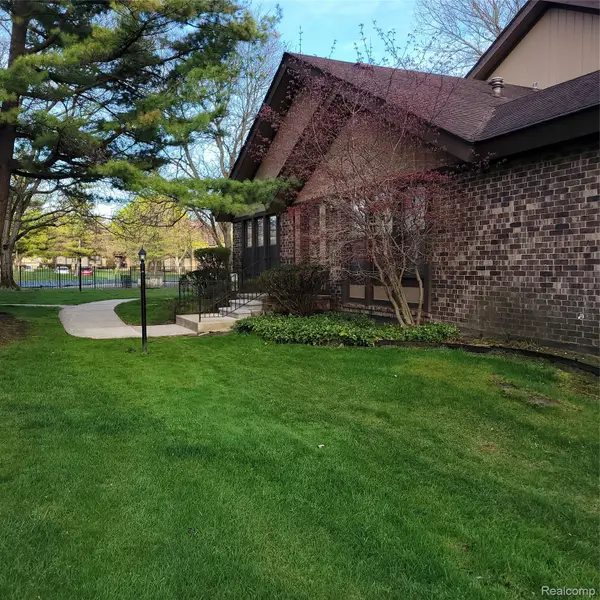 25191 Greenbrooke Drive, Southfield, MI 48033