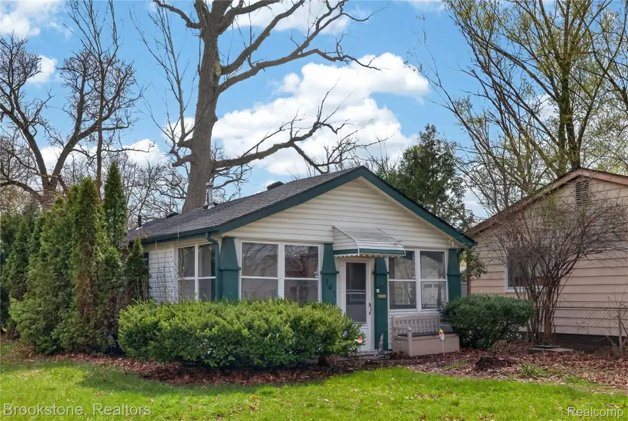 141 W Granet Avenue, Hazel Park, MI 48030 - #3