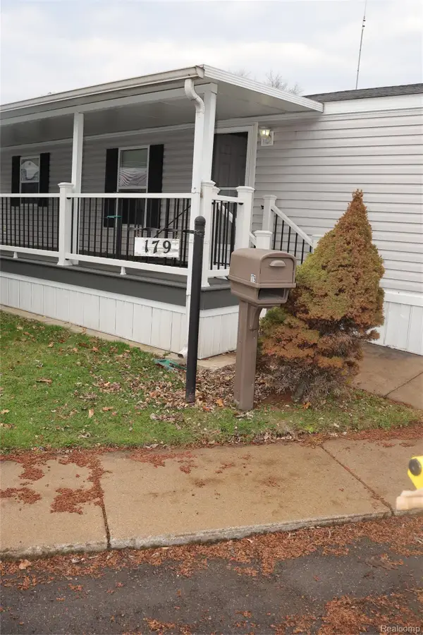 179 Terri Dr., DearbornHeights, MI 48127