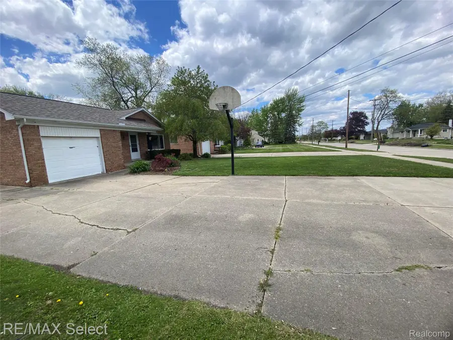607 W Girard Avenue, Madison Heights, MI 48071 - #3