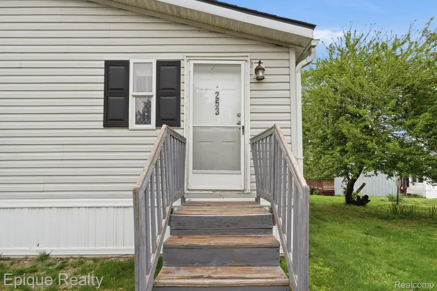 253 Parker Lake Drive, Oxford, MI 48371 - #2