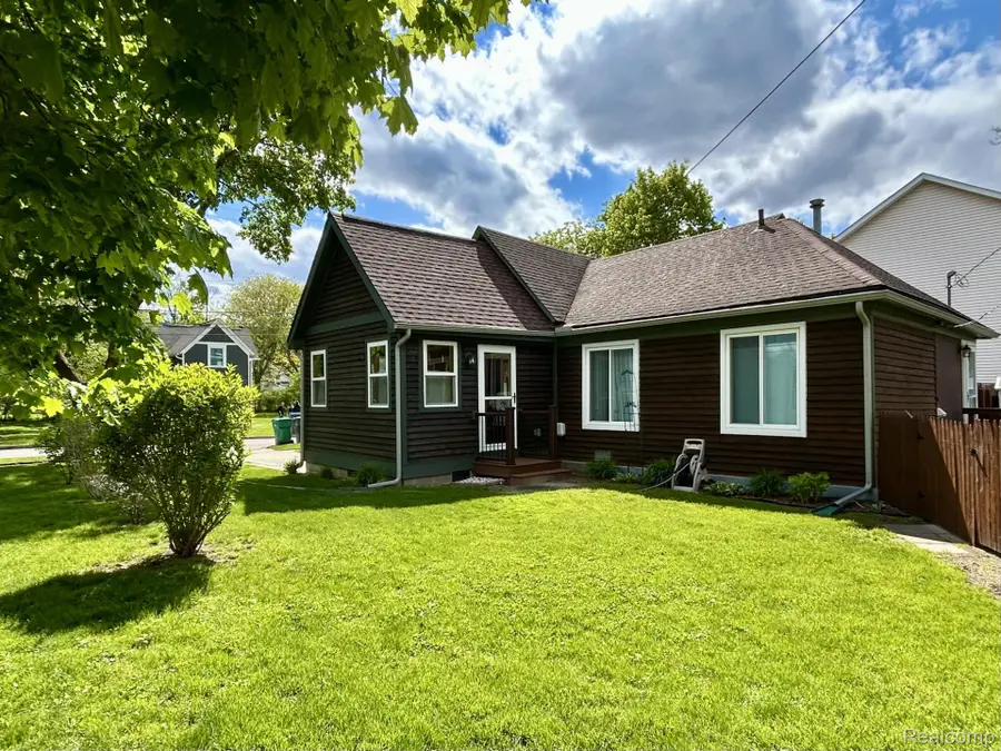 516 Clinton W, Howell, MI 48843 - #2