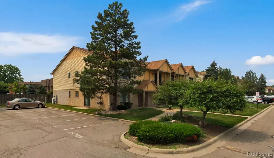 38513 Wellington Drive, Clinton Township, MI 48036 - #2
