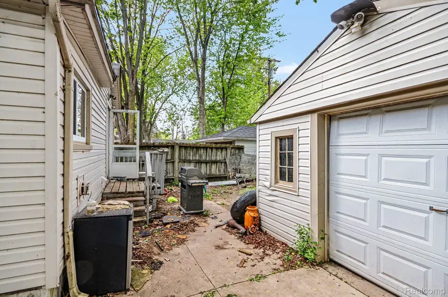 2126 Roslyn Road, Grosse Pointe Woods, MI 48236 - #2