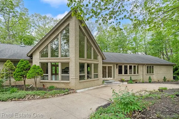 2670 Spring Grove Drive, Brighton, MI 48114