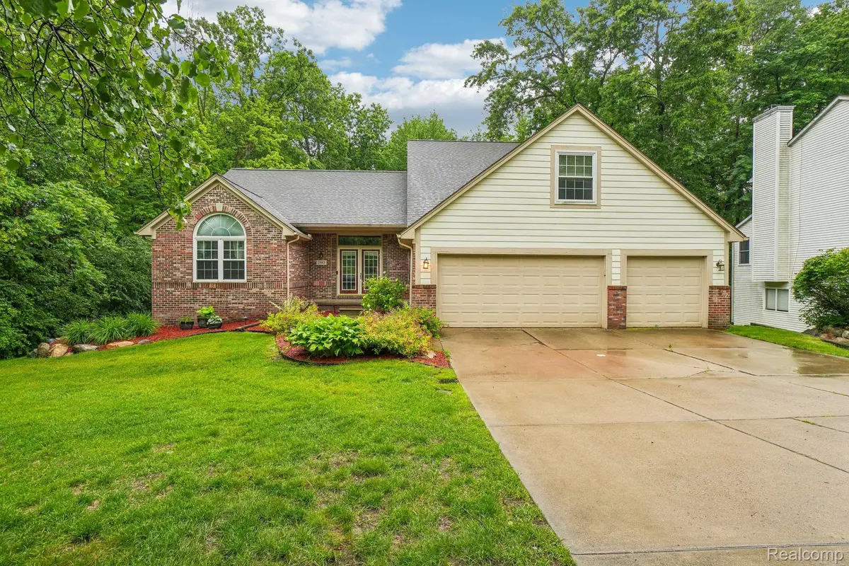 2093 Deer Run Trail, Waterford, MI 48329 - #1