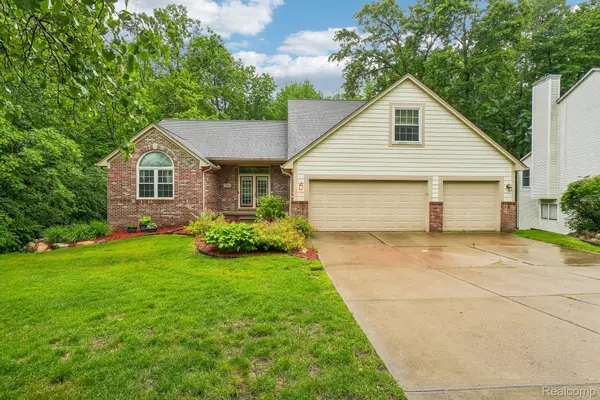 2093 Deer Run Trail, Waterford, MI 48329