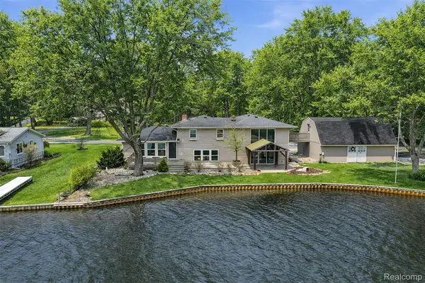 5370 Edgelake Drive, Pinckney, MI 48169