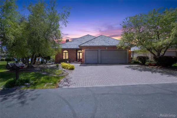 24 Chateaux Du Lac, Fenton, MI 48430