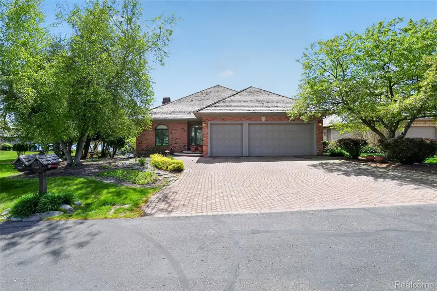 24 Chateaux Du Lac, Fenton, MI 48430 - #3