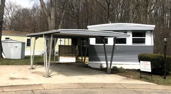 612 Holly Court, Jonesville, MI 49250